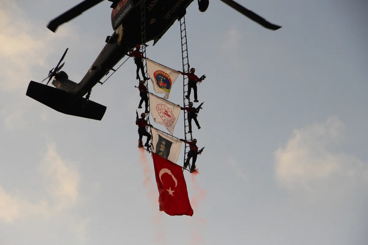 Hatay'da çelik kanatlardan İskenderun körfezinde mest eden gösteri