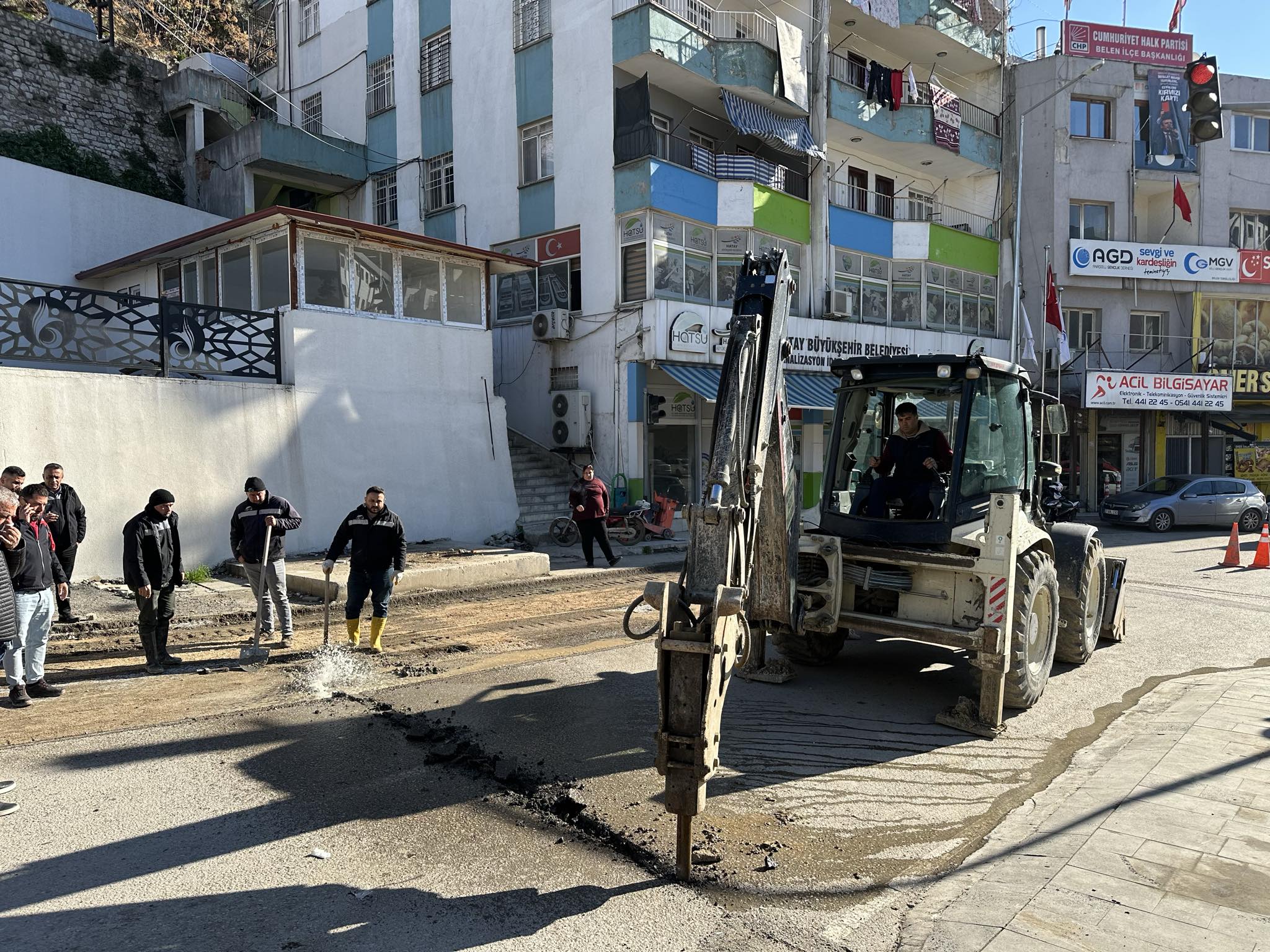 Belen’de Çarşı Merkezinde Asfalt Yenileme Çalışmaları Devam Ediyor