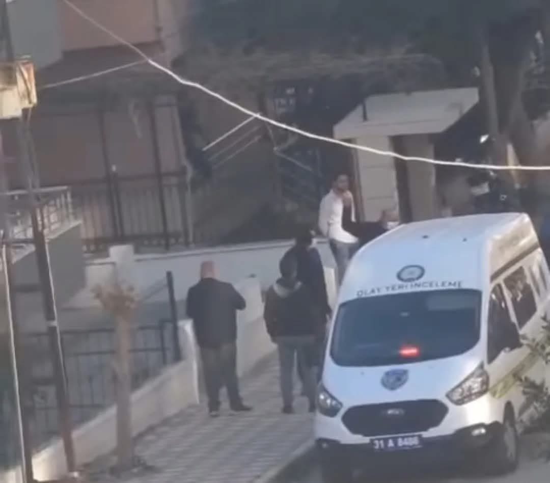  İskenderun İlçesi İnönü Mahallesinde 28 Yaşındaki Uzman Çavuş Mehmet Budak Beylik Tabancasıyla Hayatına Son Verdi. Olay yerinde inceleme yapılıyor. 