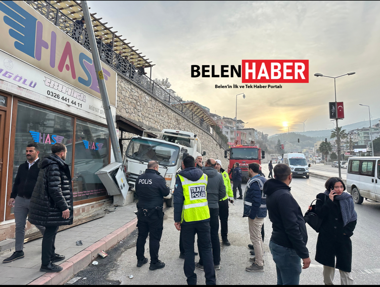 Belen’de Freni Boşalan Çekici Durağa Çarptı