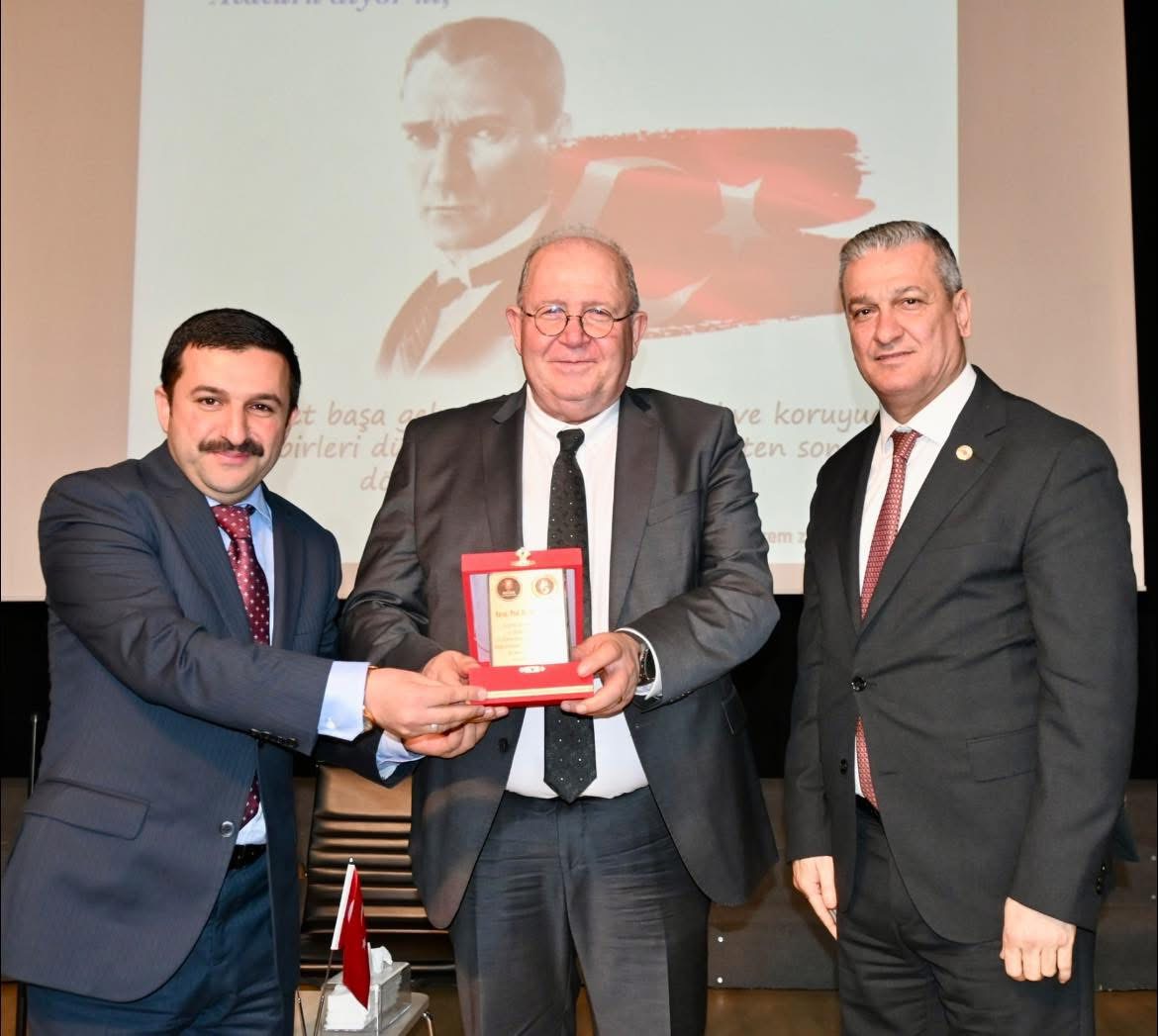 Prof. Dr. Şükrü Ersoy’un katılımıyla düzenlenen “Deprem ve Zemin Açısından Belen (Hatay) İçin Genel Değerlendirme” konferansı geniş bir katılımla gerçekleşti.