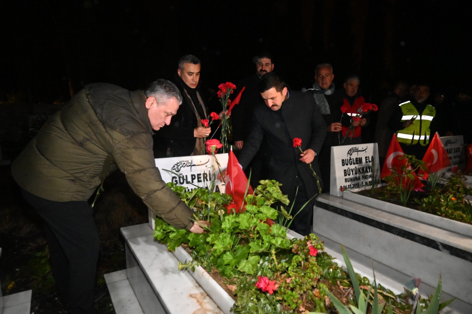 Belen'de 6 Şubat Deprem Şehitlerimizin Mezarlarına Karanfil Bırakıldı.