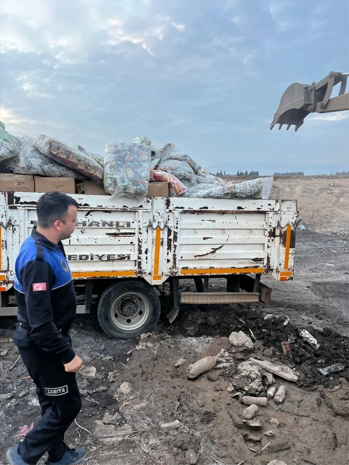 Hatay'da son kullanma tarihi geçmiş şekerleme, çikolata ve cips imha edildi