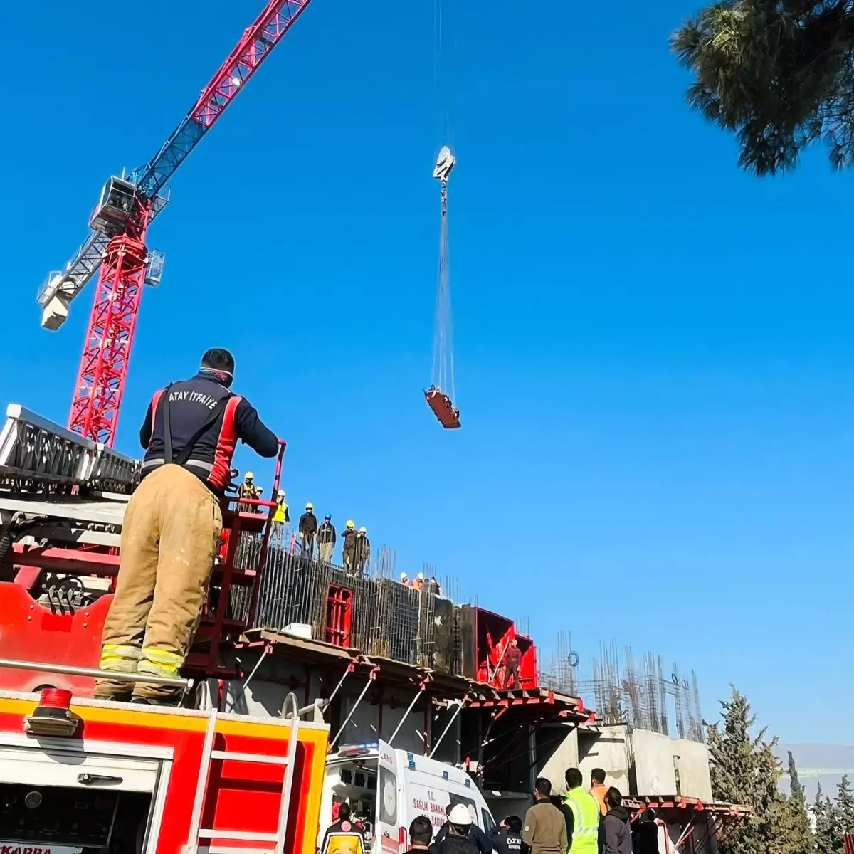 Hatay'da İnşaat İşçisi Kat Boşluğuna Düştü