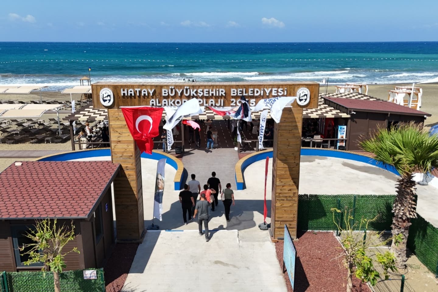 ARSUZ ALAKOP PLAJI HİZMETE AÇILDI